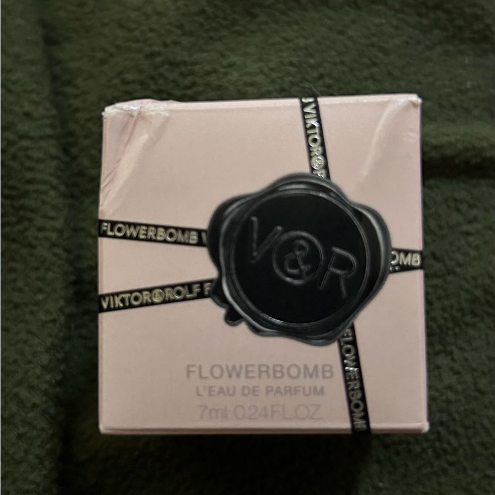 Flowerbomb Viktor & Rolf  .24 oz